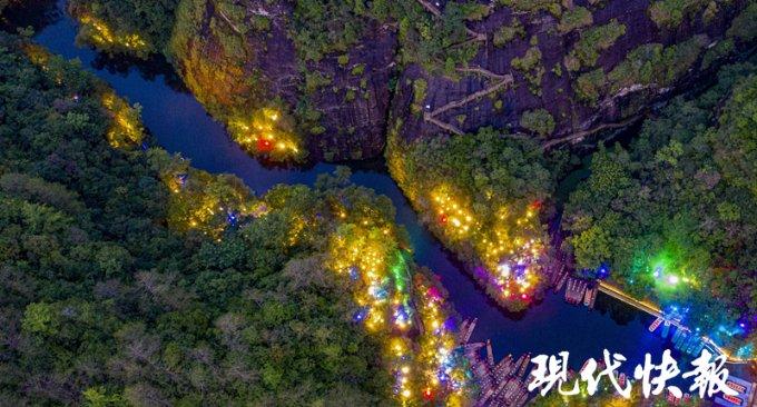 黑色无袖挂脖上衣+短款包臀裙，凸显成熟女性的优雅气质，你觉得性感吗？游戏画面